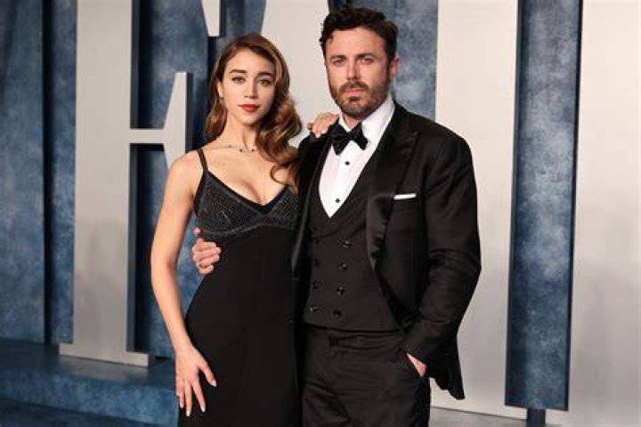 5 Things To Know About Casey Affleck’s Girlfriend – Hollywood Life