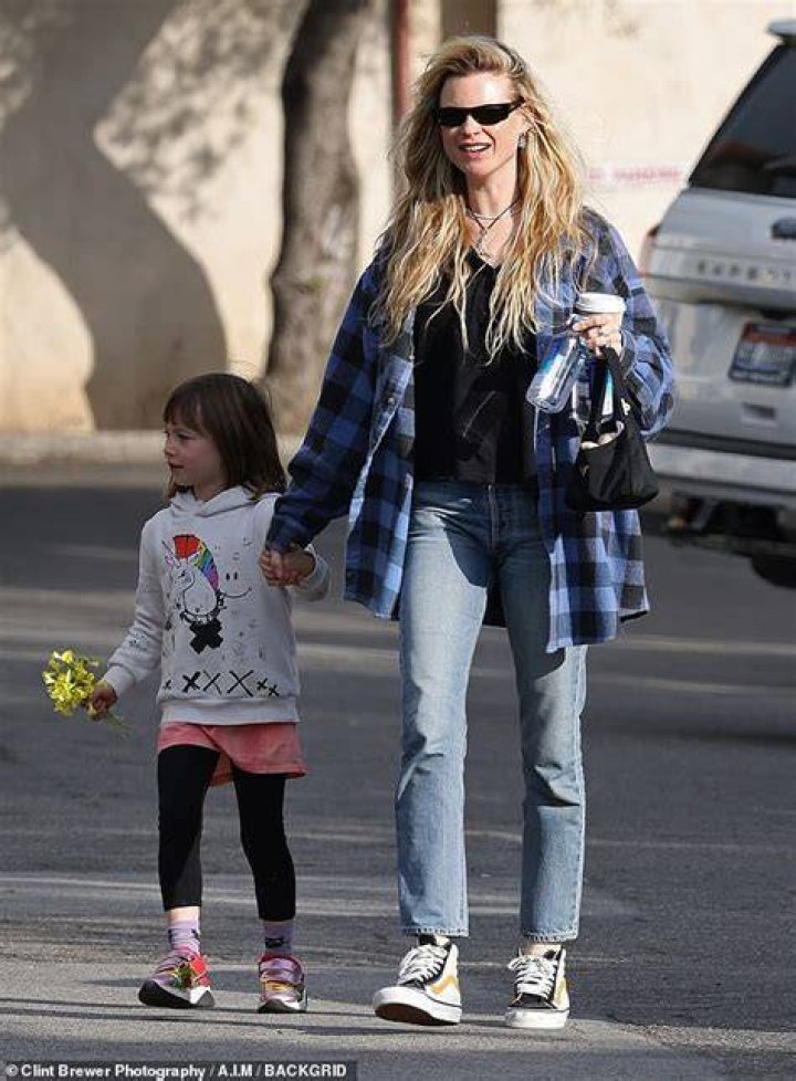 Adam Levine Dotes Over Daughters Dusty, 5, & Gio, 4, On Walk: Photos – Hollywood Life