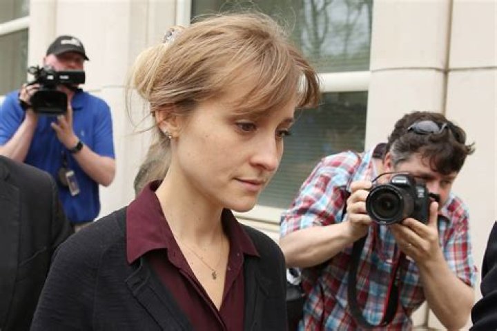 Allison Mack’s Sex Cult? ‘Smallville’ Star Allegedly A Leader In NXIVM – Hollywood Life