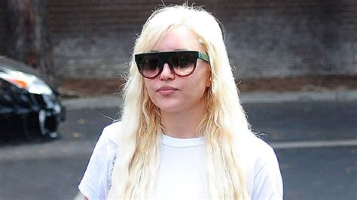 Amanda Bynes Reveals Face Tattoo & Nose Ring In New Photo – Hollywood Life