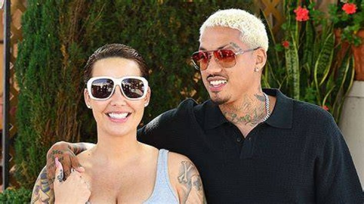 Amber Rose & Boyfriend ‘AE’ On Lunch Date As She Cradles Baby Bump – Hollywood Life