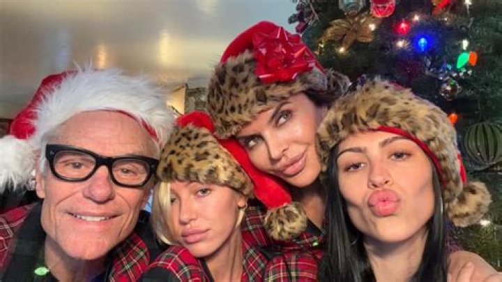 Amelia & Delilah Hamlin Join Lisa Rinna In Hilarious Christmas Video – Hollywood Life
