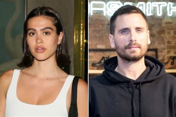 Amelia Hamlin Posts Sexy Lingerie Selfie & Fans Are Convinced It Was Taken In Scott Disick’s Bathroom