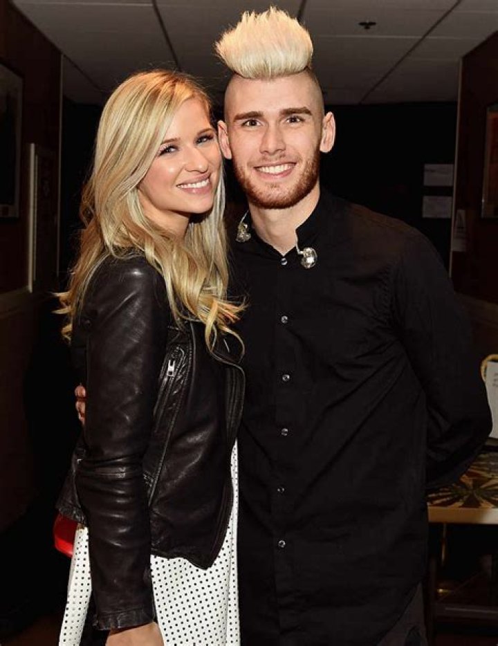 ‘American Idol’ Alum Colton Dixon & Wife Welcome Twin Girls — Pic – Hollywood Life