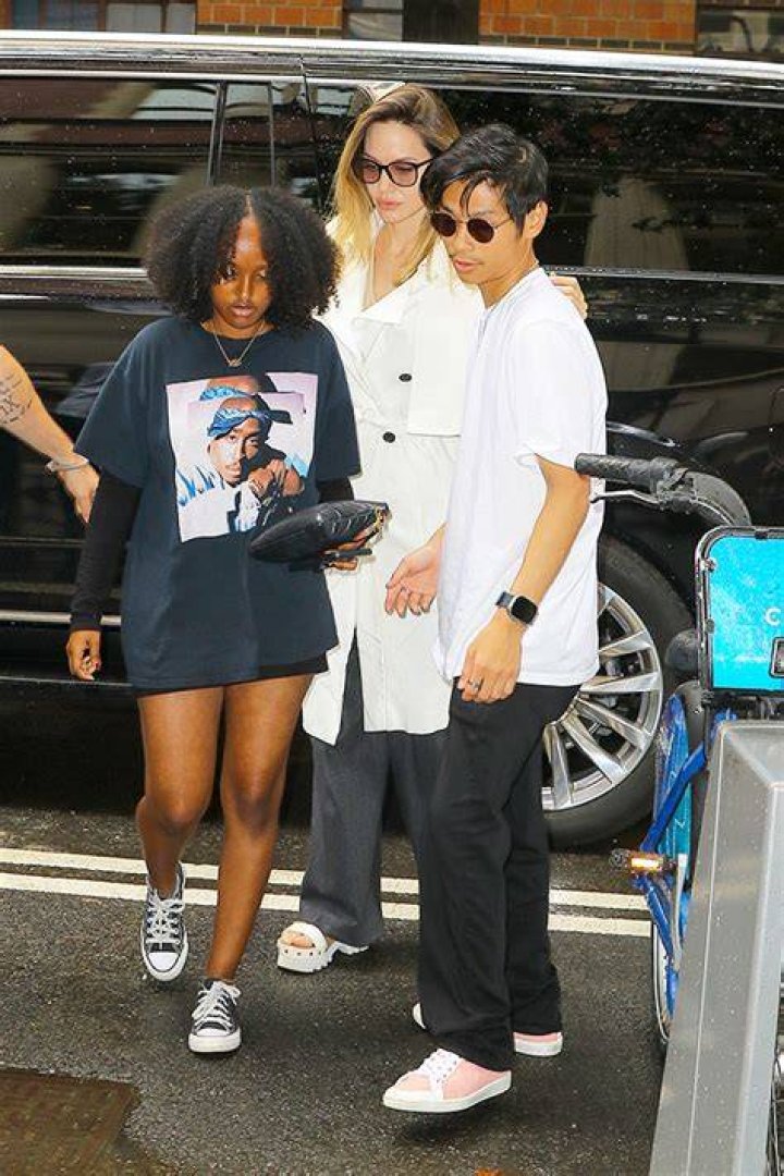 Angelina Jolie, Kids Zahara & Pax Step Out In NYC Together: Photos – Hollywood Life