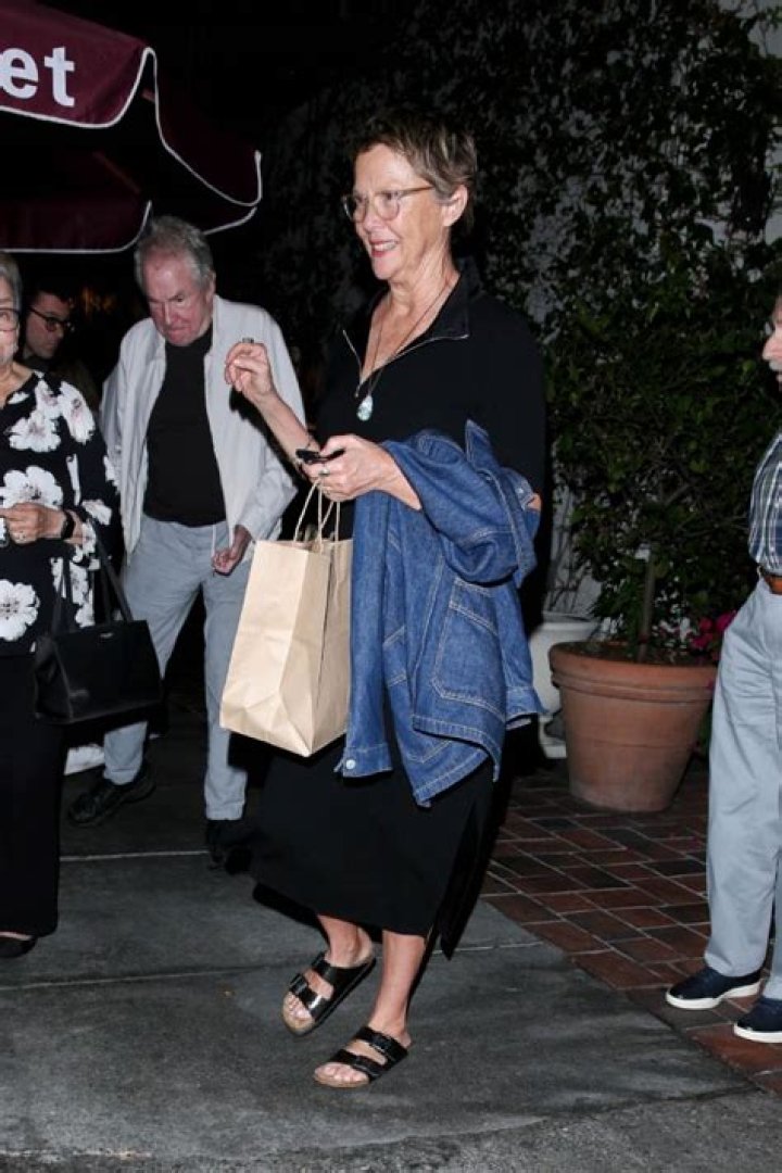 Annette Bening & Warren Beatty Spotted On Sexy Date: Photo – Hollywood Life