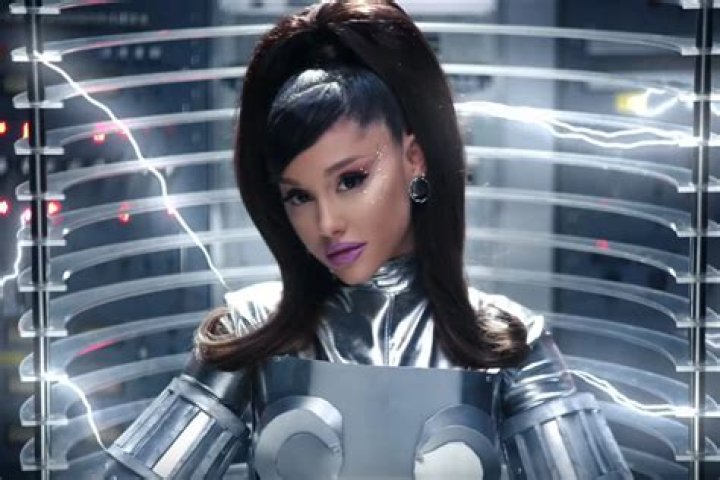 Ariana Grande’s ’34+35′ Music Video Is A Sexy, Sci-Fi Extravaganza – Hollywood Life