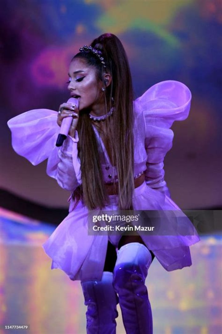 Ariana Grande’s ‘Sweetener Tour’– PICS Of The Show – Hollywood Life