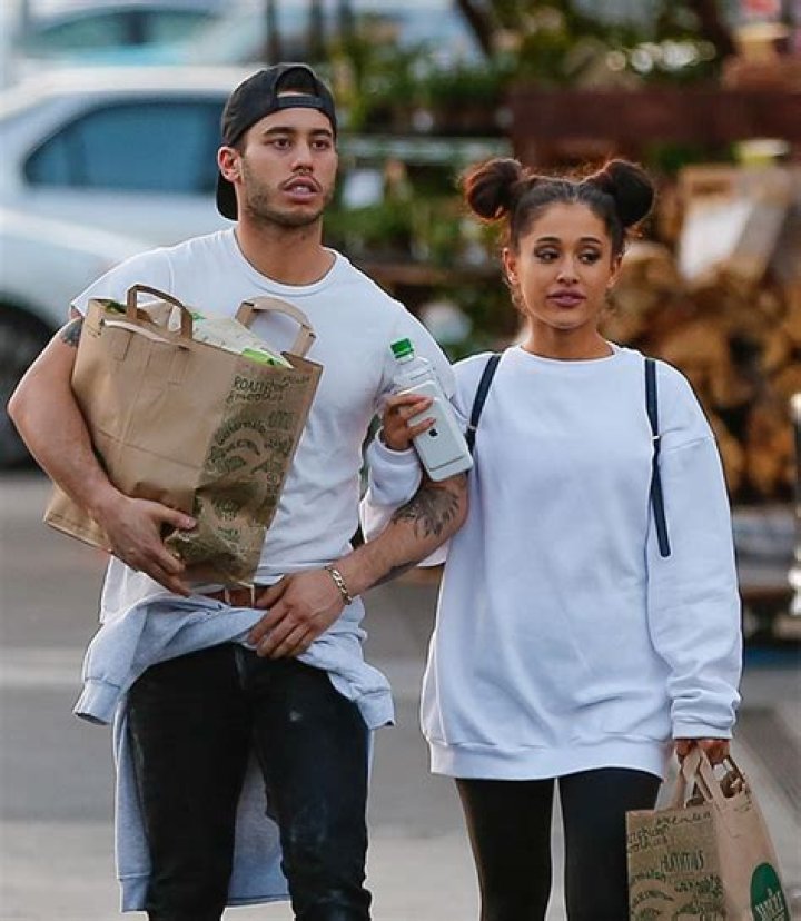 Ariana Grande Space Buns — Love Or Loathe Her ’90s Hairstyle? – Hollywood Life