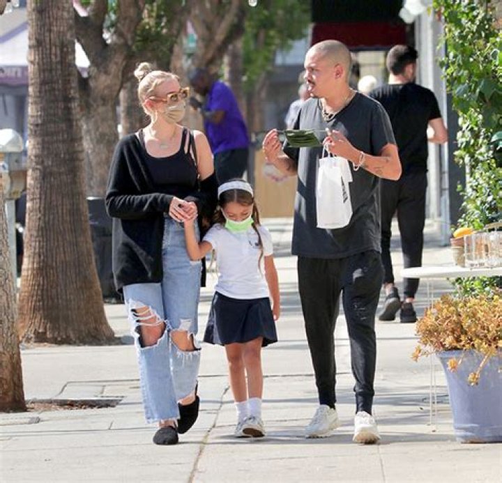 Ashlee & Jessica Simpson Pose With Their Daughters & Mom For 3 Generations Photo In Matching Outfits