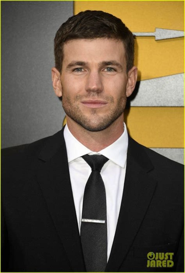 Austin Stowell Celebrity Profile – Hollywood Life