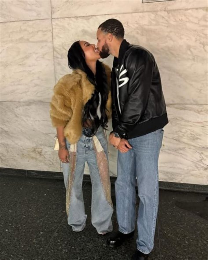 Ayesha Curry Scores A Big Kiss From Husband Steph During Their Romantic Outing