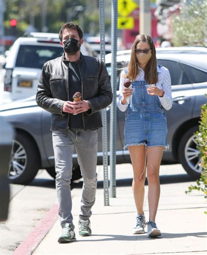 Ben Affleck & Daughter Violet Enjoy Ice Cream Outing: Photos – Hollywood Life