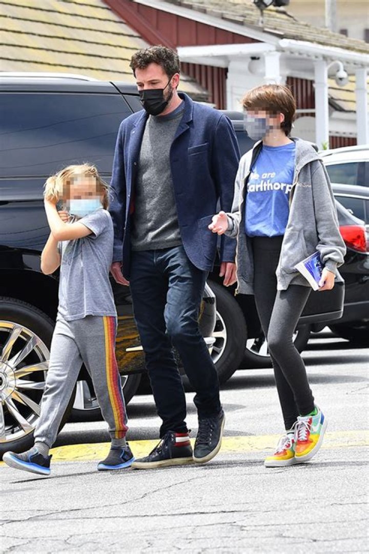 Ben Affleck & Kids Seraphina & Samuel Have Lunch: Pics – Hollywood Life