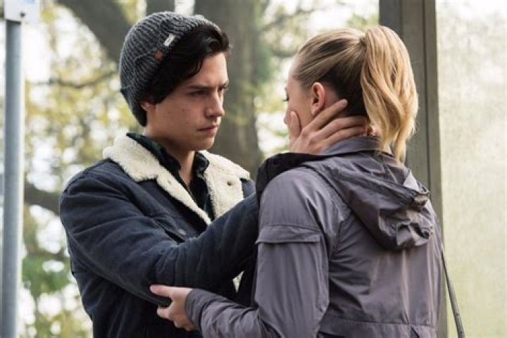 Betty & Jughead On ‘Riverdale’ — Why Bughead Should Be Endgame – Hollywood Life