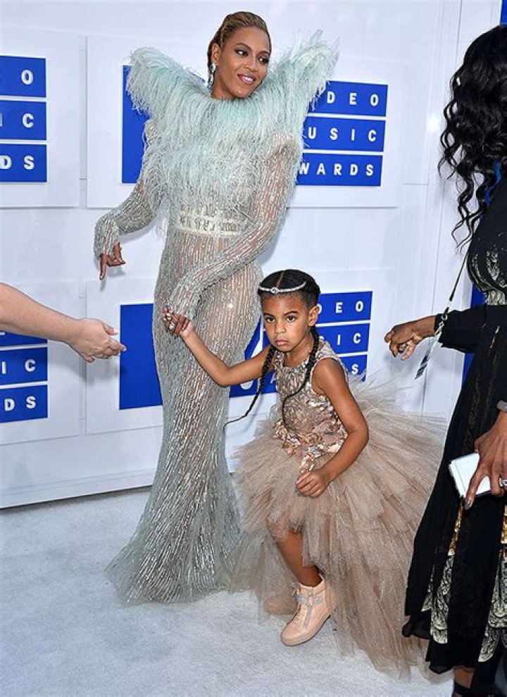 Beyonce Looks Like Daughter Blue Ivy In Throwback Performance Video – Hollywood Life