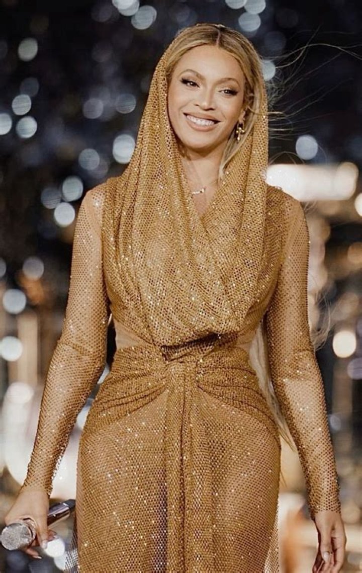 Beyonce’s Gold Mini Dress On Renaissance Tour: Photos – Hollywood Life
