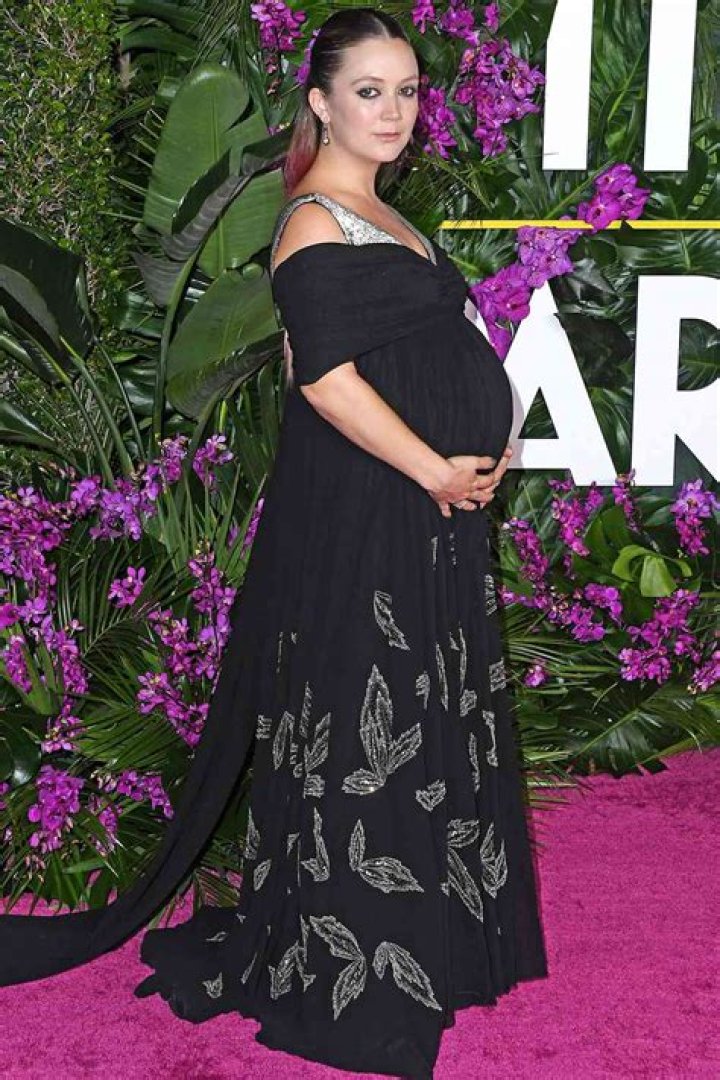 Billie Lourd Pregnant: She Confirms Baby No. 2 With Bump At ‘Ticket To Paradise’ Premiere
