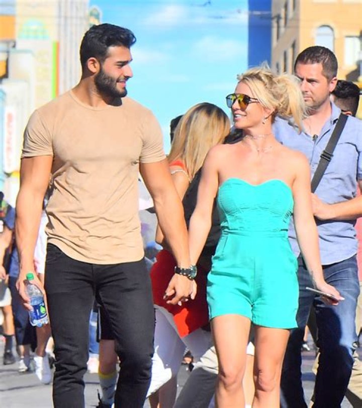 Britney Spears Cuddles With BF Sam Asghari In Cute Throwback Pics From Maui Vacation