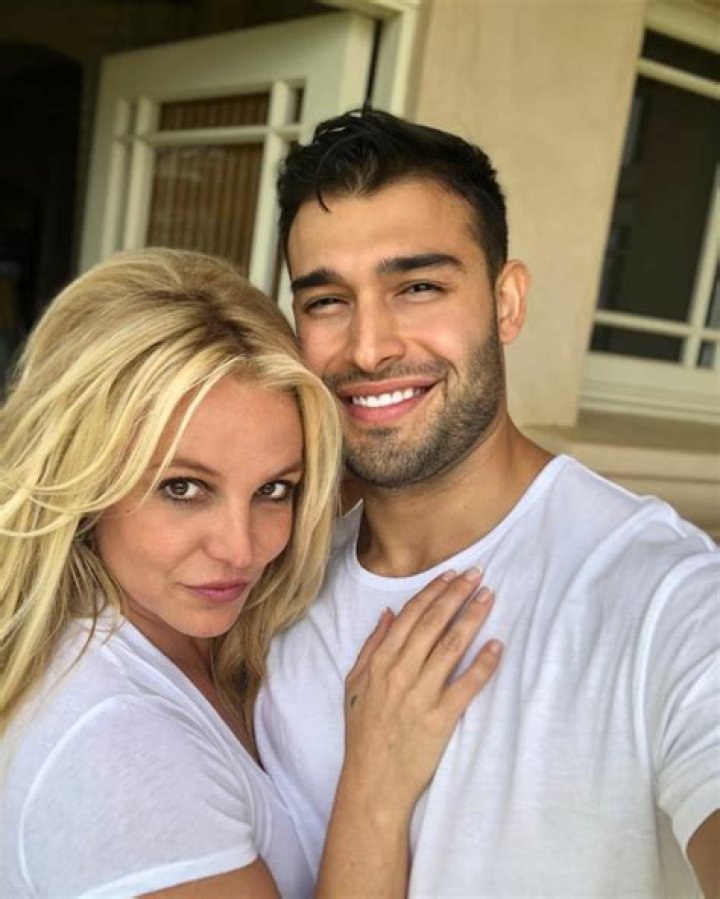 Britney Spears Gushes Over Fiancé Sam Asghari On Valentine’s Day: He’s ‘Pretty Hot’ — Watch