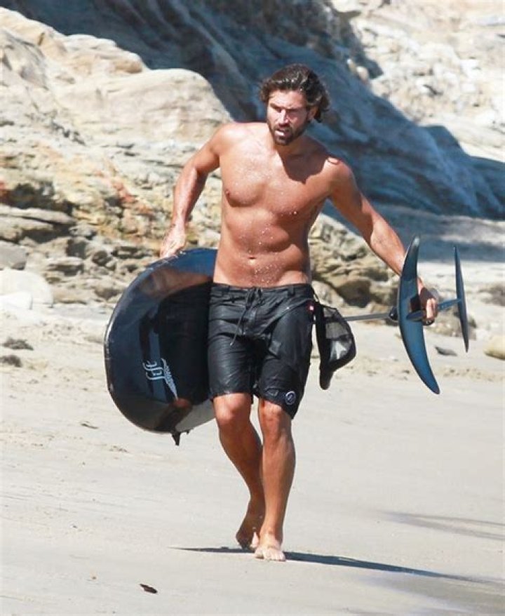 Brody Jenner Surfing In Shirtless Photos From Malibu Beach Day – Hollywood Life