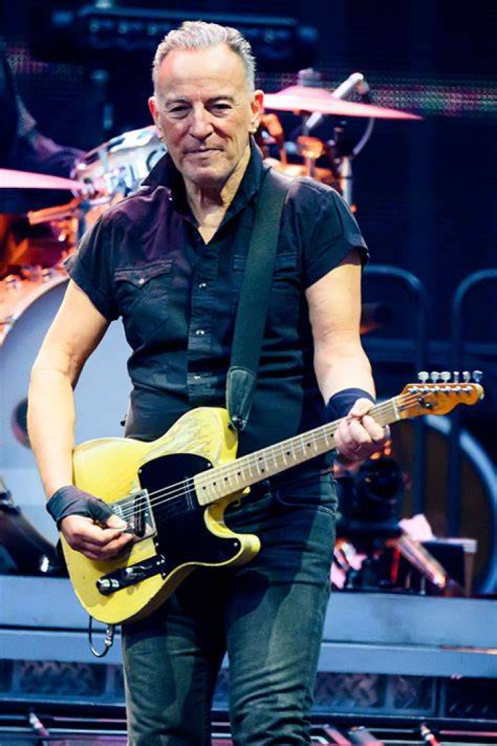Bruce Springsteen Falls Up Stairs Onstage: Video – Hollywood Life