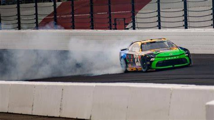 Bubba Wallace — Photos of the NASCAR Driver – Hollywood Life