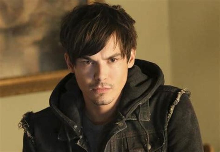 Caleb Returns To ‘Pretty Little Liars’ For 100th Episode — Back With Hanna? – Hollywood Life