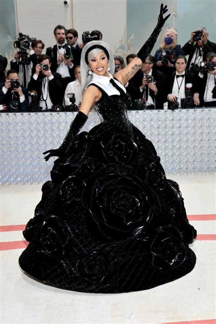 Cardi B Was Inspired By Lil Kim For Her Outfits In ‘Money’ Video – Hollywood Life