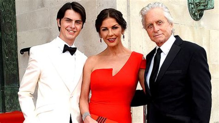 Catherine Zeta-Jones Shares Father’s Day Pic Of Michael Douglas & Kids – Hollywood Life