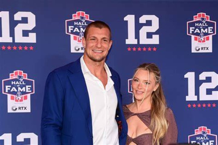 ‘Celebrity Game Face’ Preview: Rob Gronkowski’s GF Stuffs His Mouth With A Whopping 9 Hot Dogs