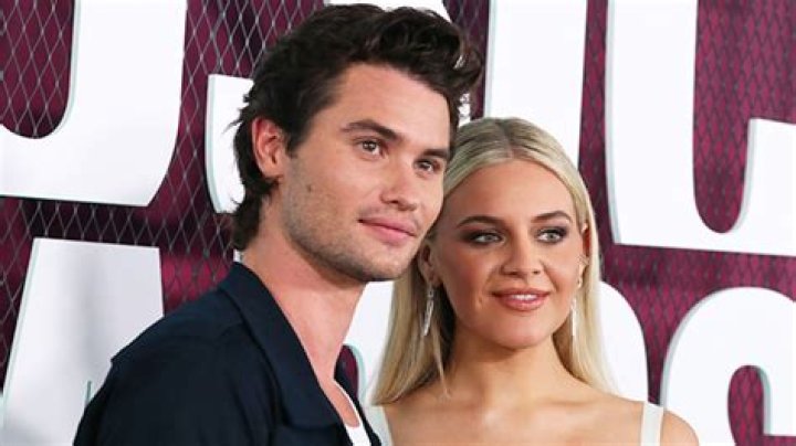 Chase Stokes Kisses Kelsea Ballerini On Caribbean Vacation: Photo – Hollywood Life