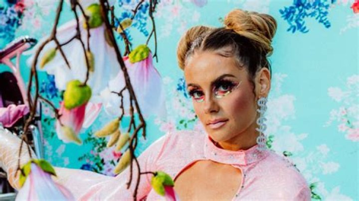 Chelsea Collins Ft. 24kGoldn ‘Water Run Dry’ Video