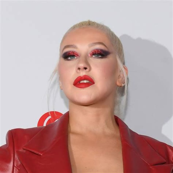 Christina Aguilera’s Red Hair Makeover — See The Singer’s New Color – Hollywood Life