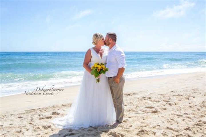Couple Weds in Florida – Hollywood Life