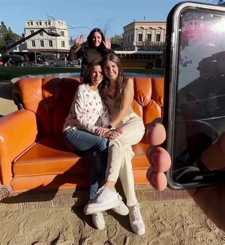 Courteney Cox Hilariously Photobombs Fans Taking Pics At Famous ‘Friends’ Fountain: Watch