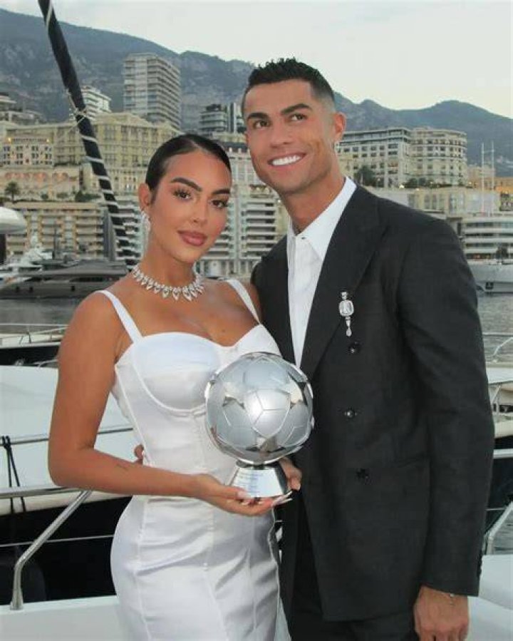 Cristiano Ronaldo Gets Locked Out Of Hotel Room In Underwear — Watch – Hollywood Life