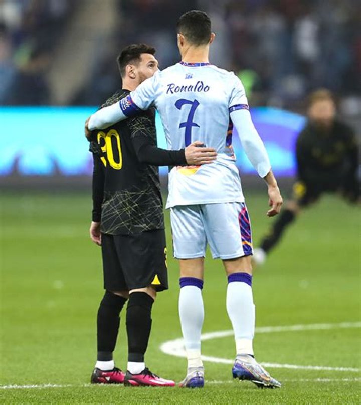 Cristiano Ronaldo & Lionel Messi Shake Hands At Soccer Match: Video – Hollywood Life