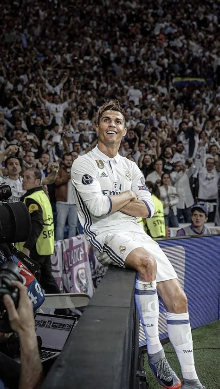 Cristiano Ronaldo Poses With All 4 Of His Kids For 1st Time In Adorable Family X-Mas Card Pic