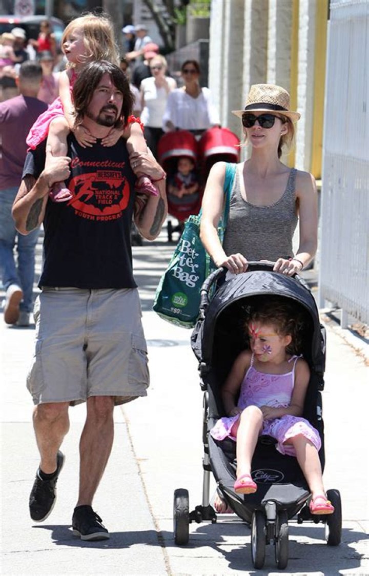 Dave Grohl’s Daughters Violet & Harper Honor Taylor Hawkins In Black – Hollywood Life