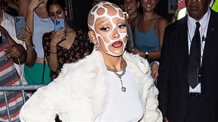 Doja Cat Rocks White Facepaint On Her Shaved Head For NYFW Show – Hollywood Life