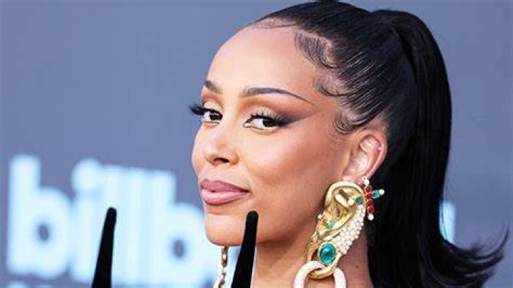 Doja Cat Shows Off Shaved Head & Shaves Her Eyebrows: Photos – Hollywood Life