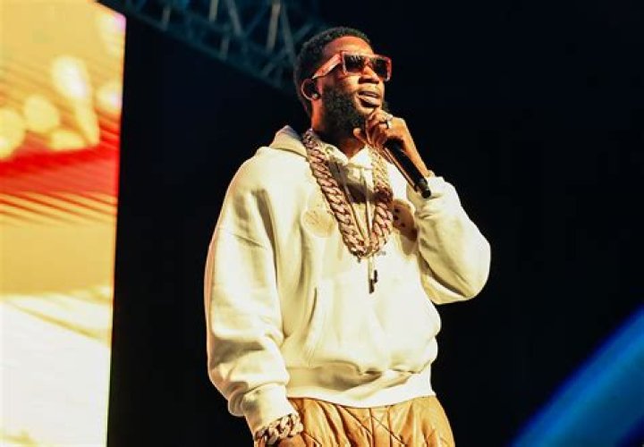 Drake Allegedly Sends Gucci Mane Texts About Rihanna