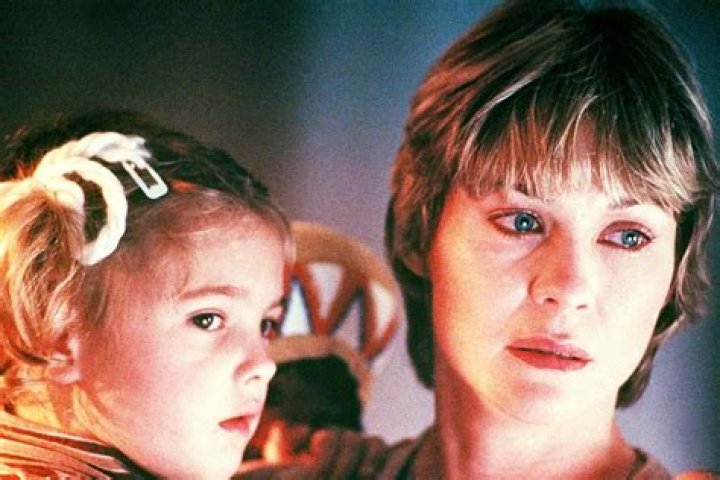 Drew Barrymore Reunites With ‘E.T.’ Mom Dee Wallace: Watch – Hollywood Life