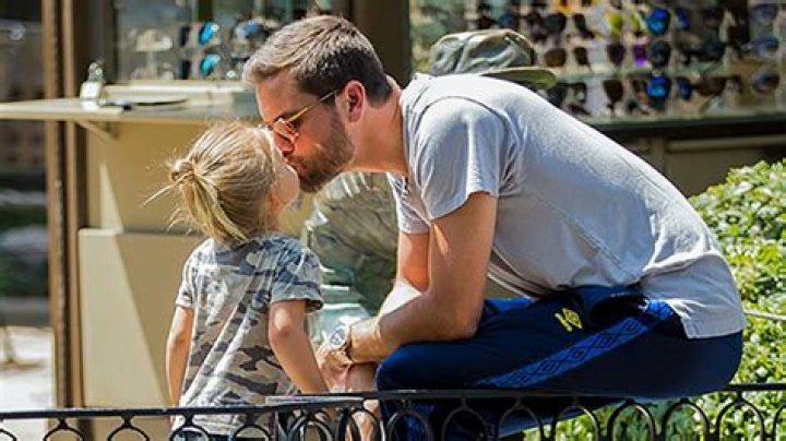 Dwyane Wade, Scott Disick & More Celeb Dads Kissing Their Kids On The Lips — Sweet Pics