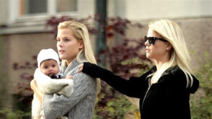 Elin's Twin Leaves Her Sister In Her Time of Need – Hollywood Life