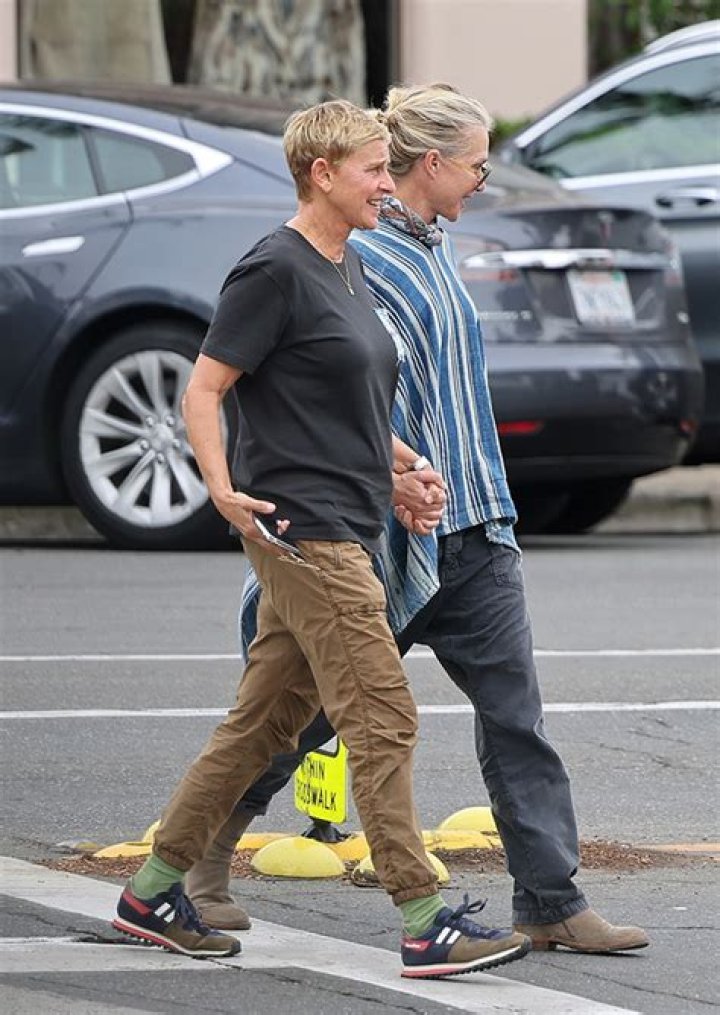 Ellen DeGeneres & Portia De Rossi Holds Hands On Lunch Date – Hollywood Life