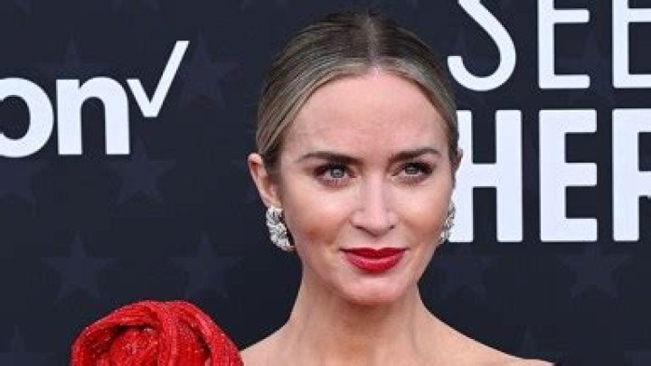 Emily Blunt Perfects Her Brows With This Eyebrow Gel & Tint