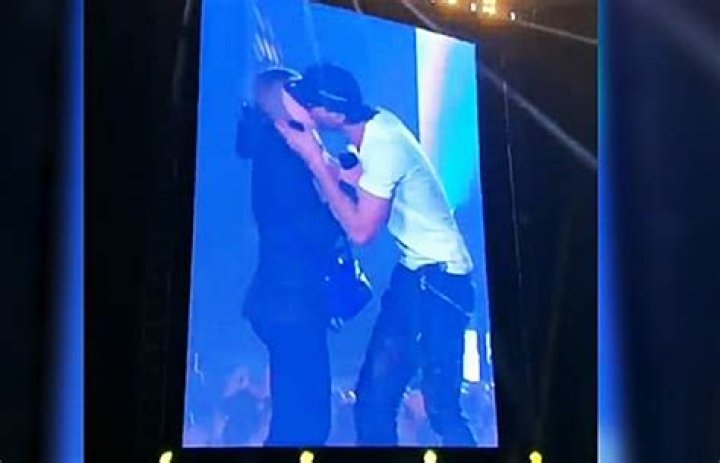 Enrique Iglesias & Fan Kiss Onstage Despite Anna Kournikova Relationship – Hollywood Life