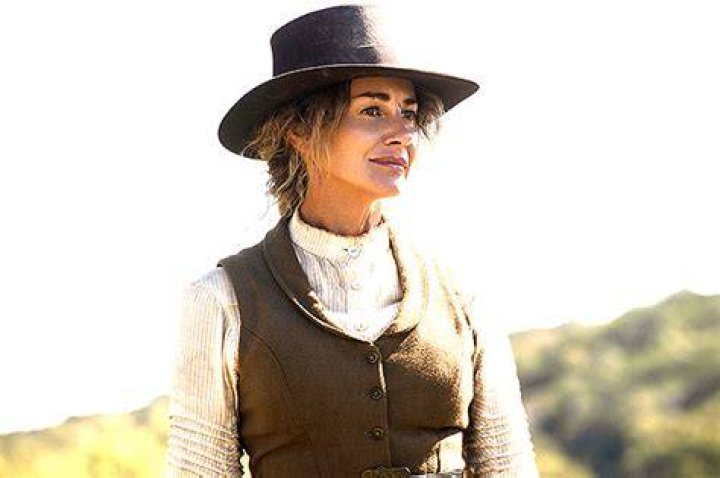 Faith Hill Calls Not Shaving Armpit Hair For ‘1883’ ‘Gross’ – Hollywood Life